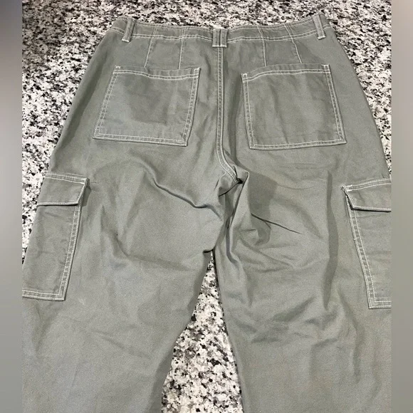 Forever 21 Olive Cargo Pants - Picture 3 of 6
